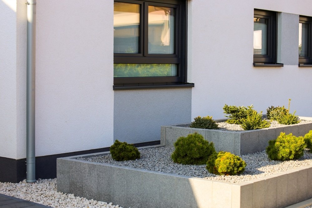 Modern,Front,Yard,With,Decorative,Gravel