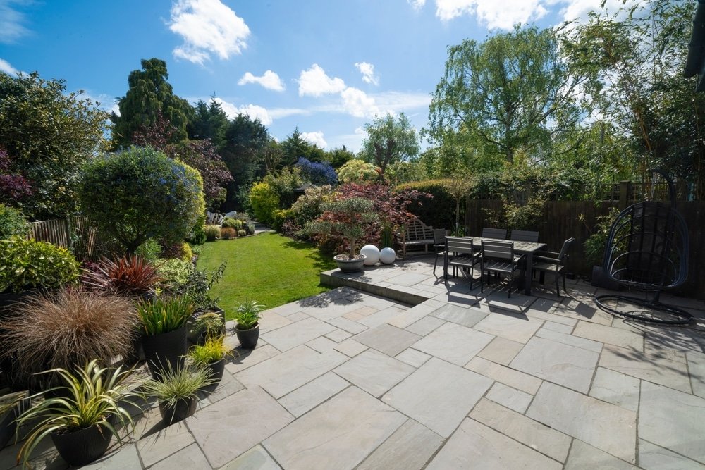 Beautiful,Summer,Garden,In,England,,Uk,With,Lawn,And,Large